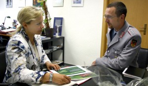 B??rgersprechstunde im Wahlkreisb??ro von Veronika Bellmann: im Gespr?äch mit Hauptmann Matthes B??rgersprechstunde im Wahlkreisb??ro von Veronika Bellmann: im Gespr?äch mit Hauptmann Matthes